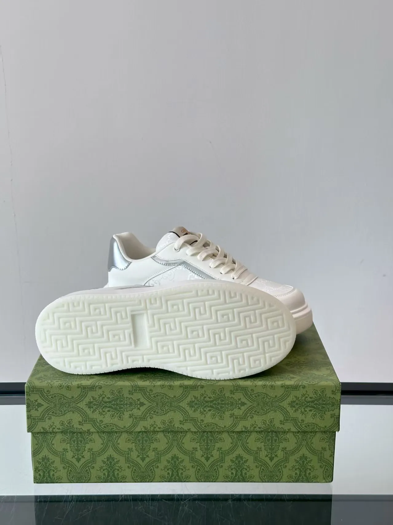 P460. New men's shoes GUCCI [Lightning] latest shoes shipped. Original quality, fashionable, special materials, sheepskin lining, new packaging. The foot feels super comfortable and the workmanship is impeccable. Size: 38-45, white lining. No. 058